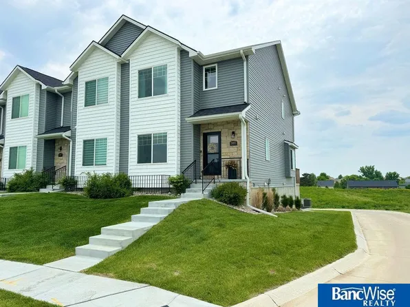 9401 Duckhorn Dr, Lincoln, NE 68526