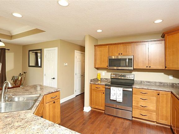 3rd image of 110 E Southside Dr