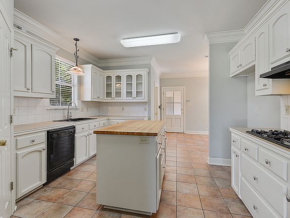 3rd image of 4022 Lake Ct