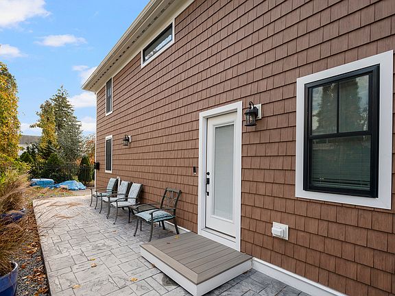 4th image of 1378 Narragansett Blvd