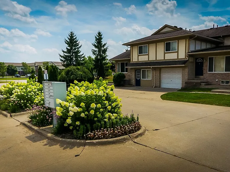 2 Bed / 2 Bath Sterling Heights Townhome - Awesome Home, even Better Location — Photo 8