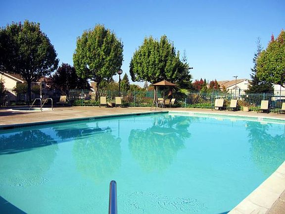 Pool Deck has free WiFi