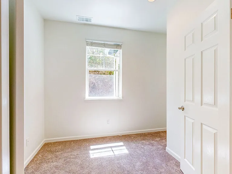 642 Acacia Ln — Photo 8