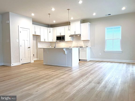 3rd image of 37913 Oneida Way N
