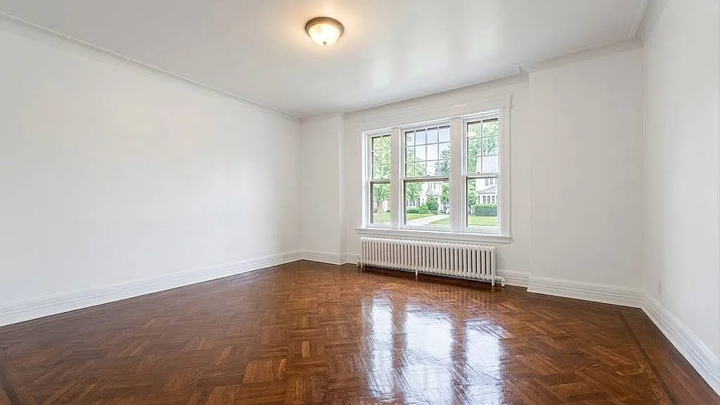 5 bed, 2.0 bath, $700 — Photo 2