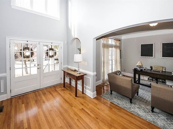 2nd image of 320 Wentworth Trl