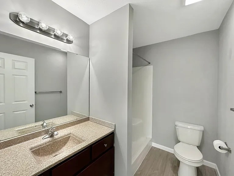 Lake Point Apartments — Photo 54