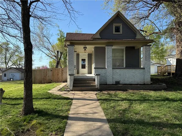 323 W 6th St, Chanute, KS 66720