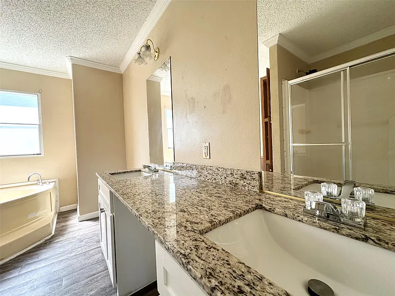 18143 Breezy Dr — Photo 31