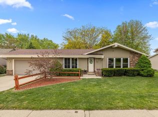 1127 Rainbow Ct, Mukwonago, WI 53149