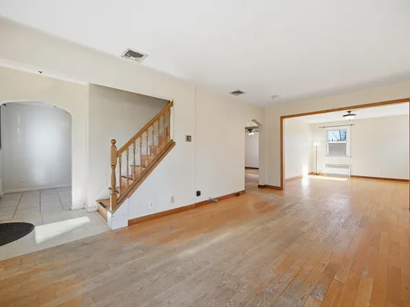 1026 Jassamine Way image 3 of 16