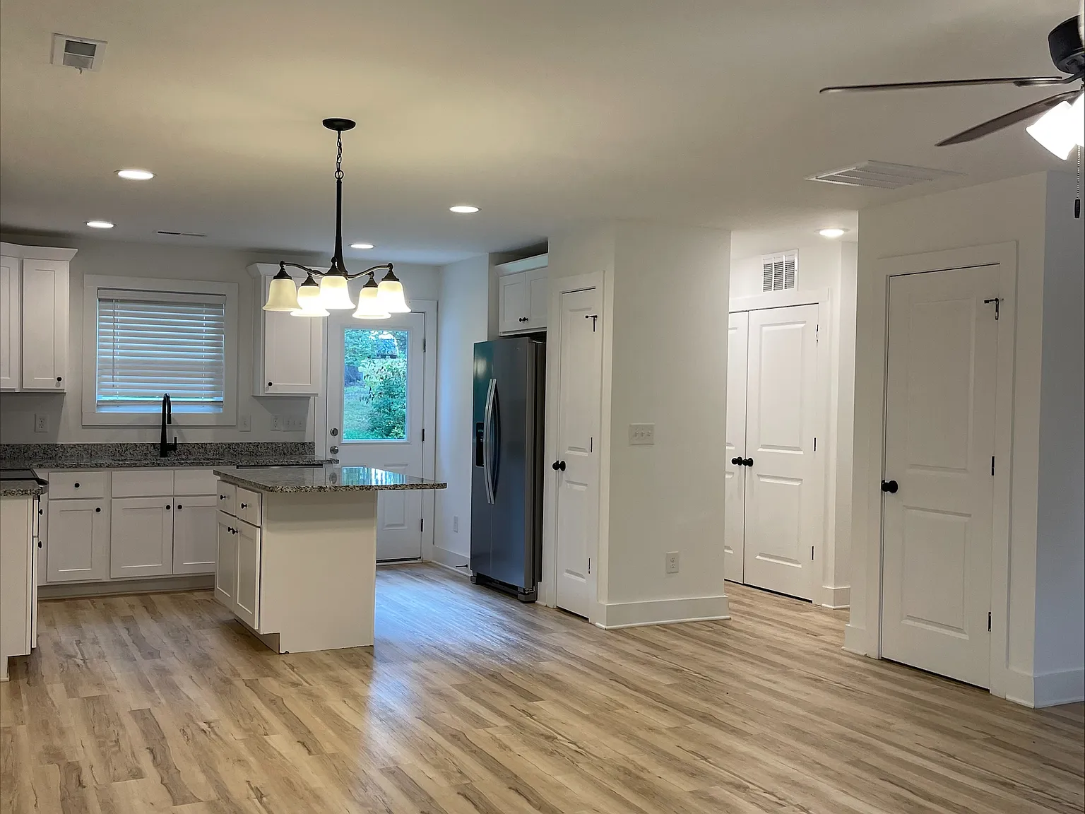 3 bed, 2.5 bath, 1333 sqft, $1,650 — Photo 3