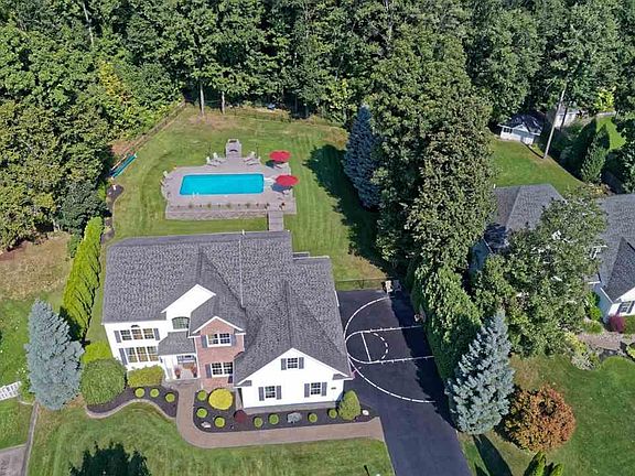 2nd image of 18 Bergen Woods Dr