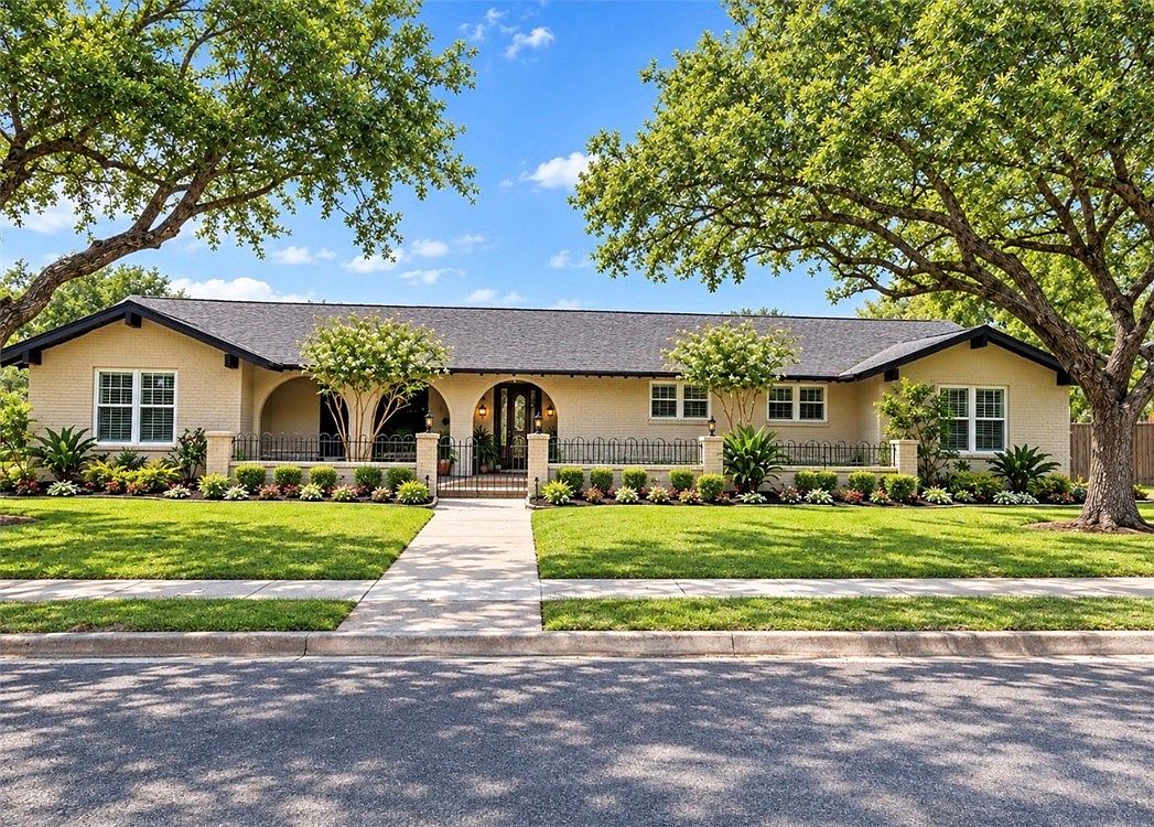 6321 Saint Andrews Dr — Corpus Christi Country Club