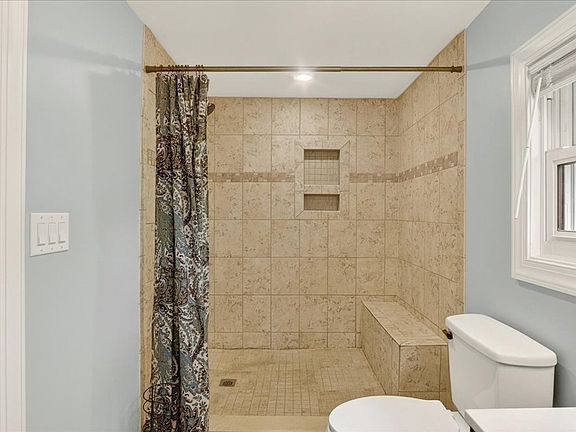 5th image of 139 College St