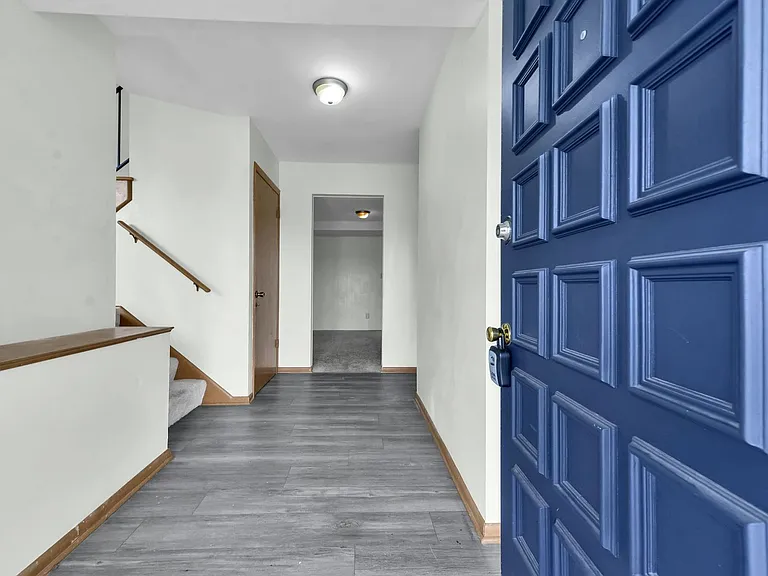 2032 Northcliff Dr — Photo 2