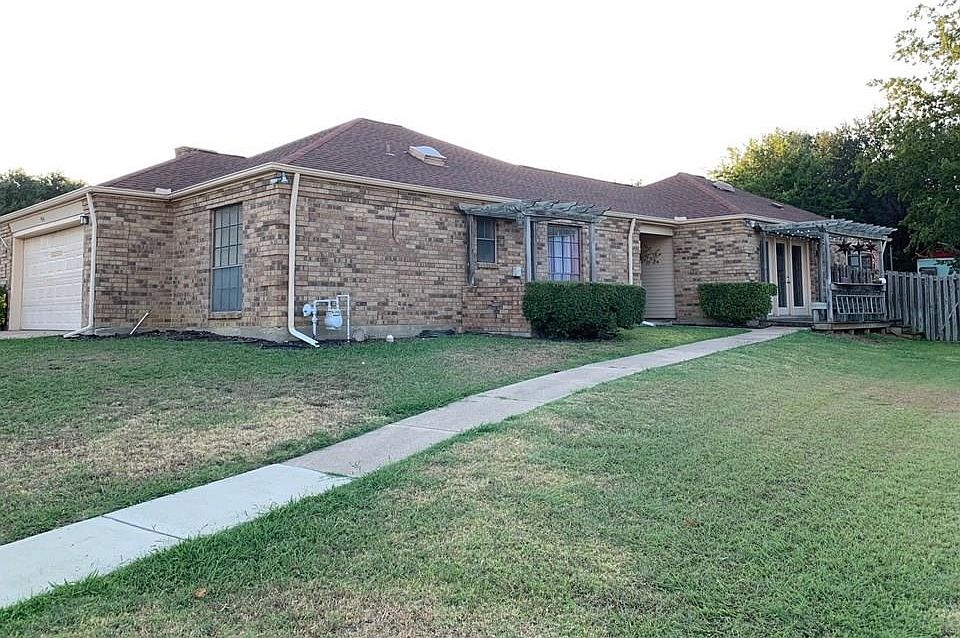 1st image of 914 Country Club Cir