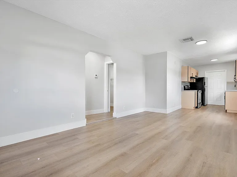 720 NE 7th St #9 — Photo 12