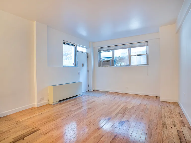 330 E 49th St #Townhouse 2 — Photo 3