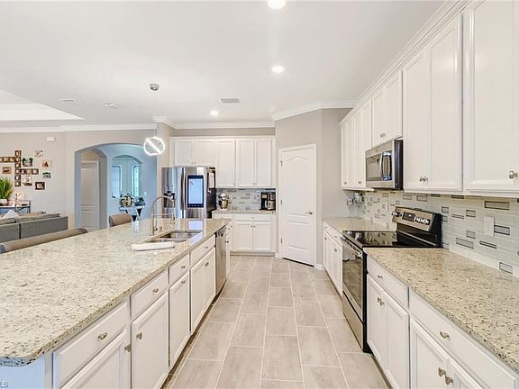 4th image of 17489 Elkgrove Ln