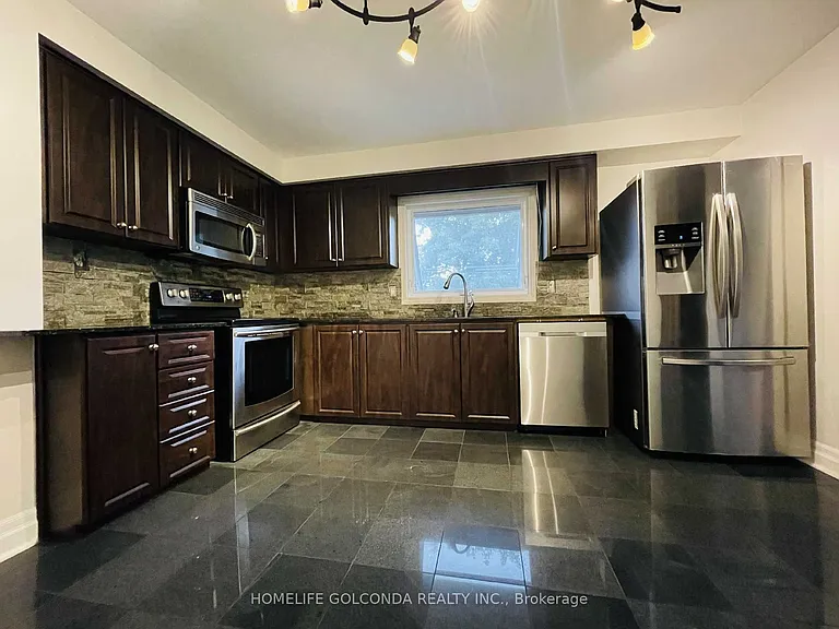 909 Ferndale Cres #UPPER LEVEL — Photo 5