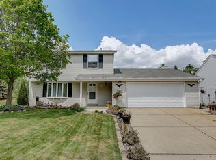 N77W15448 Crossway Dr, Menomonee Falls, WI 53051