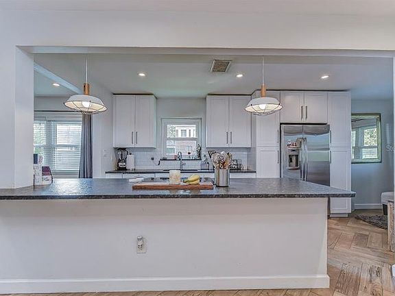 3rd image of 113 W Davis Blvd