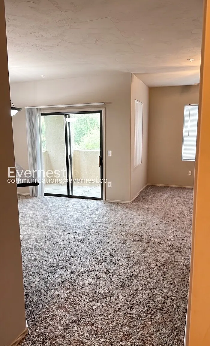 2550 E River Rd — Photo 4