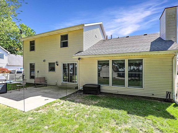 5th image of 907 Finch Dr