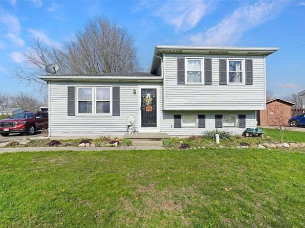 221 Pheasant Dr, Girard, PA 16417