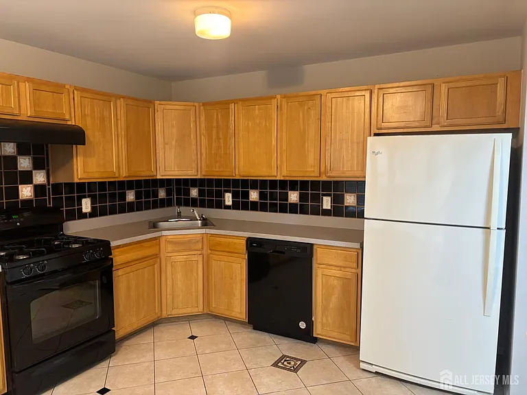 131 Murray Dr — Photo 3