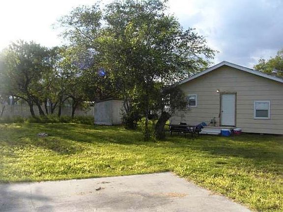 3rd image of 605 Villarreal St