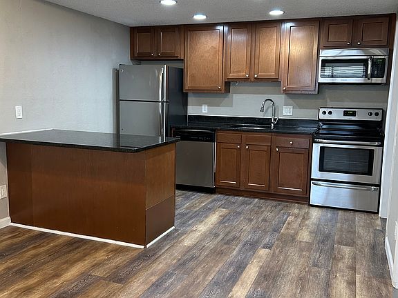 2nd image of 221 Waterbury Ct