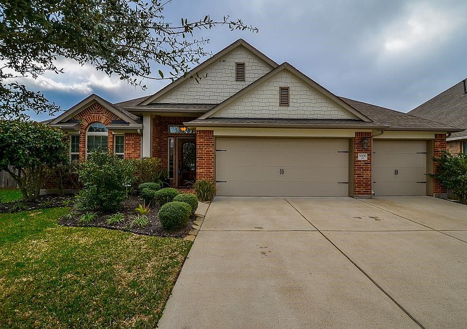 This fabulous single story home is on an over-sized lot on a cul-de-sac.  What a great location!