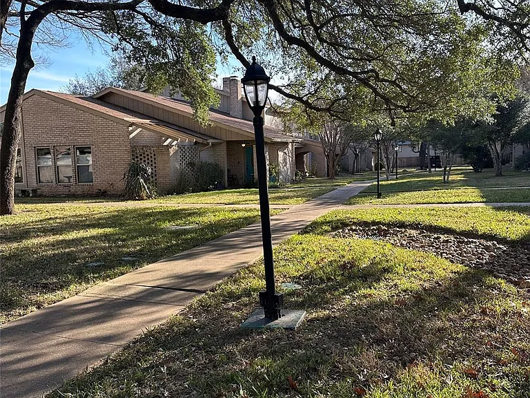 8111 Middle Ct — Photo 33