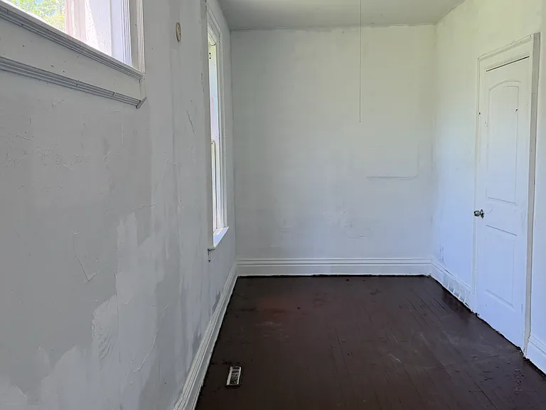 144 Box Ave — Photo 5