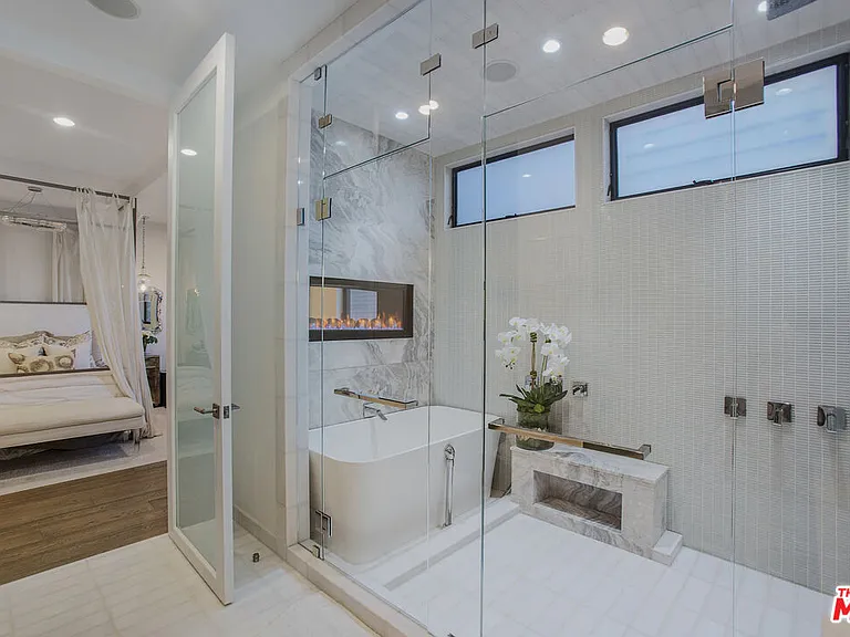 2105 E Balboa Blvd — Photo 34