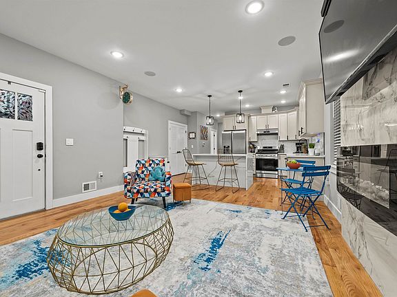 3rd image of 85 Oxford Ave #1