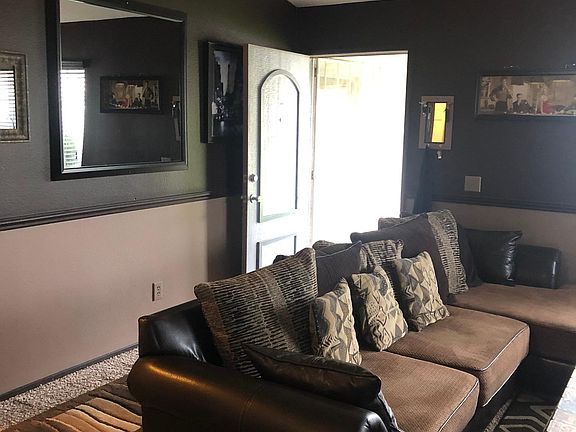 Living Room/Entry