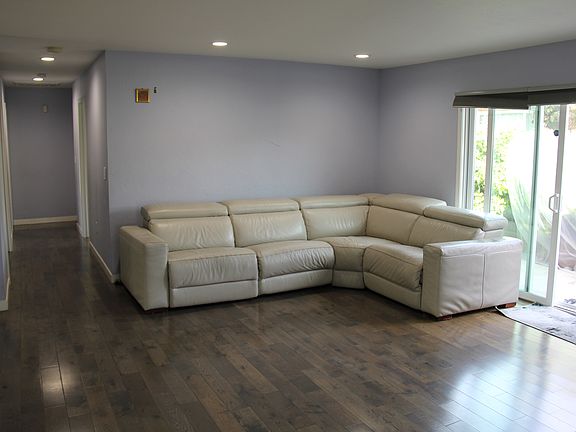 3rd image of 4157 Woodcrest Dr