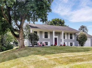 17 Round Trail Dr, Pittsford, NY 14534