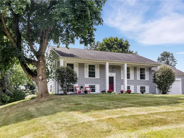 17 Round Trail Dr, Pittsford, NY 14534