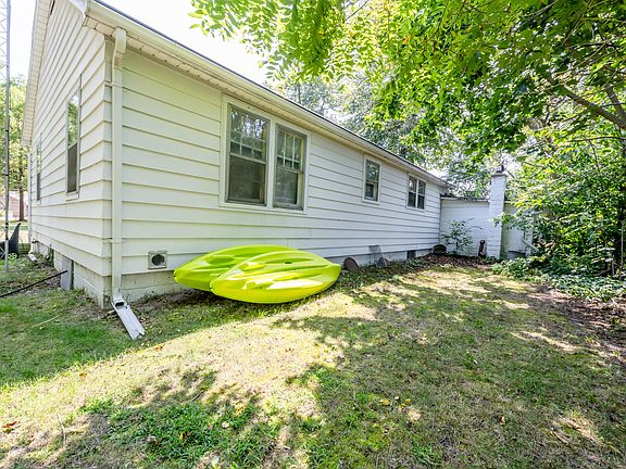 3rd image of 9658 Pine St