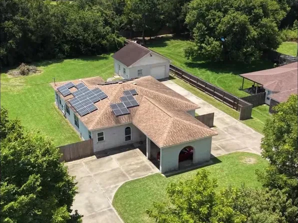 3230 W Meadow Ln, Dickinson, TX 77539