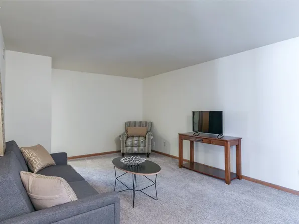 Lamplighter Park Plaza - 422 N. 11th