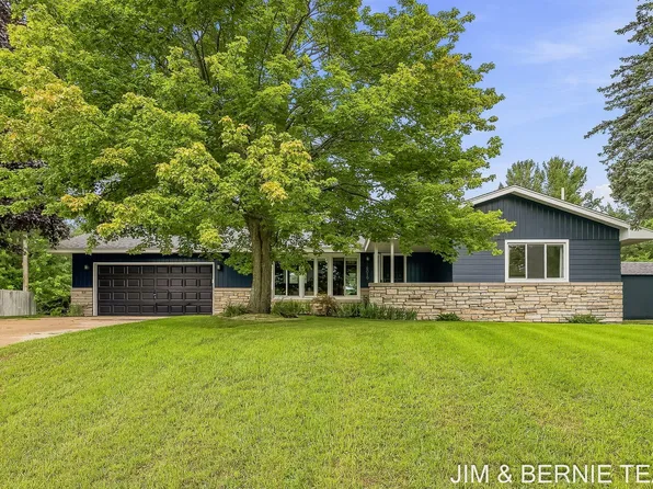 18019 Mohawk Dr, Spring Lake, MI 49456
