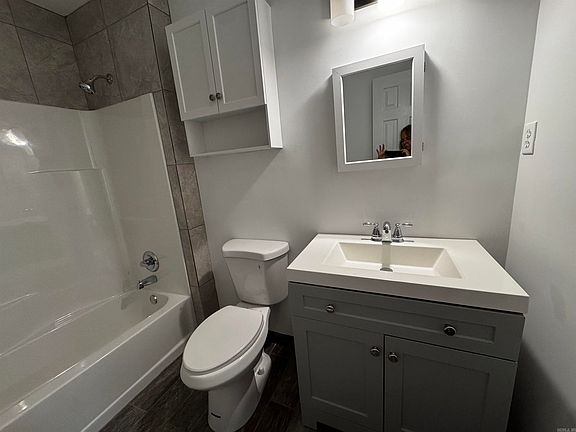 5th image of 628 Hodges St