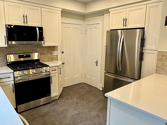3rd image of 2121 Eldred Ave #Dn