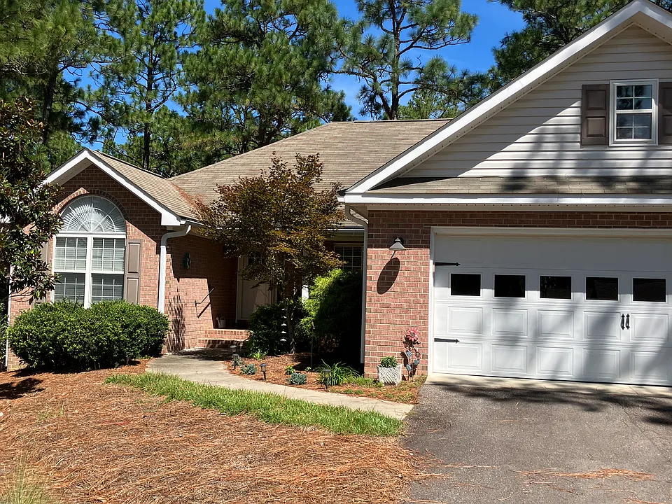 1055 Longleaf Dr NW