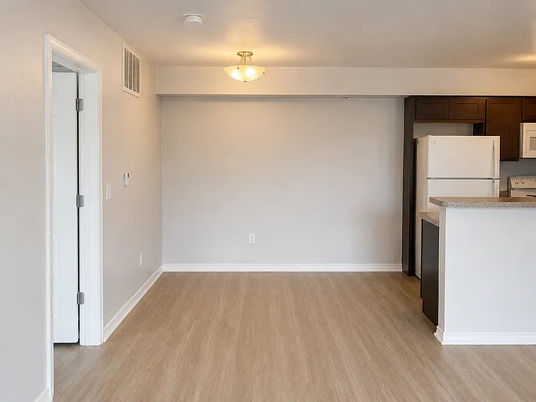 Ambassador House Apartments — Photo 36